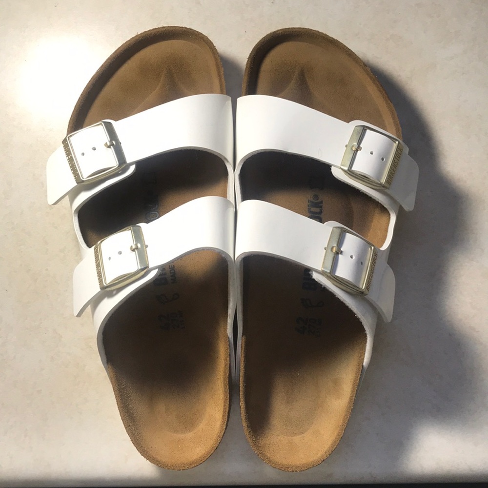 NWOT white arizona birkenstocks with gold buckles